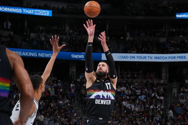  内线轮换的博弈艺术：瓦兰丘纳斯在掘金体系中的生存突围 体育新闻