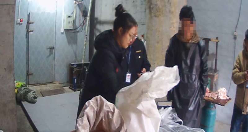 工业松香竟用于猪头肉脱毛;盘州查获大量问题产品,执法部门联合行动。 新闻