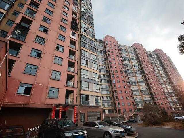  购房协议刚签，价格一夜调整；买家愤怒申诉，法律途径待开启。 房产家居