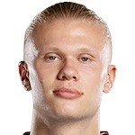  激情时刻来临；哈兰德捧杯庆贺时，球迷突然上前亲吻后颈。 体育新闻