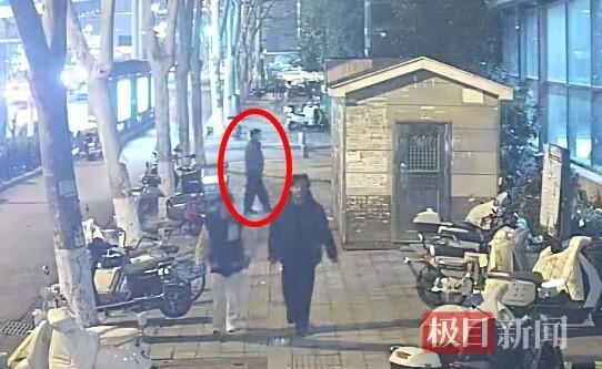 快递小哥遗失珍贵NBA球星卡面临重大损失;00后民警历经半月排查;最终助失物完璧归赵。 新闻 快递小哥遗失珍贵NBA球星卡面临重大损失;00后民警历经半月排查;最终助失物完璧归赵。 新闻