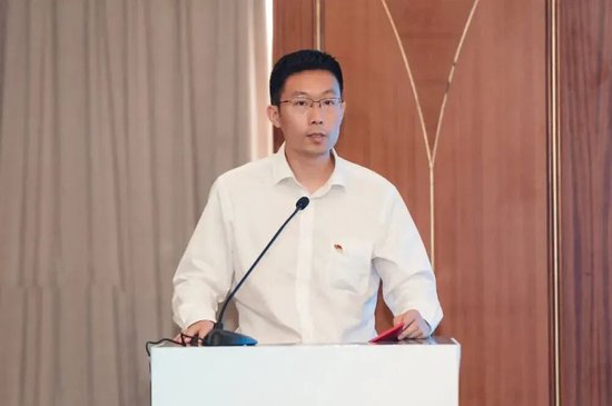  传统银行转型误区：为何牌照红利不再是增长的万能药？ 情感心理