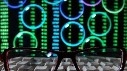  波动率超常区间下的资产配置：基于多维量化回溯的博弈策略揭示 股票财经