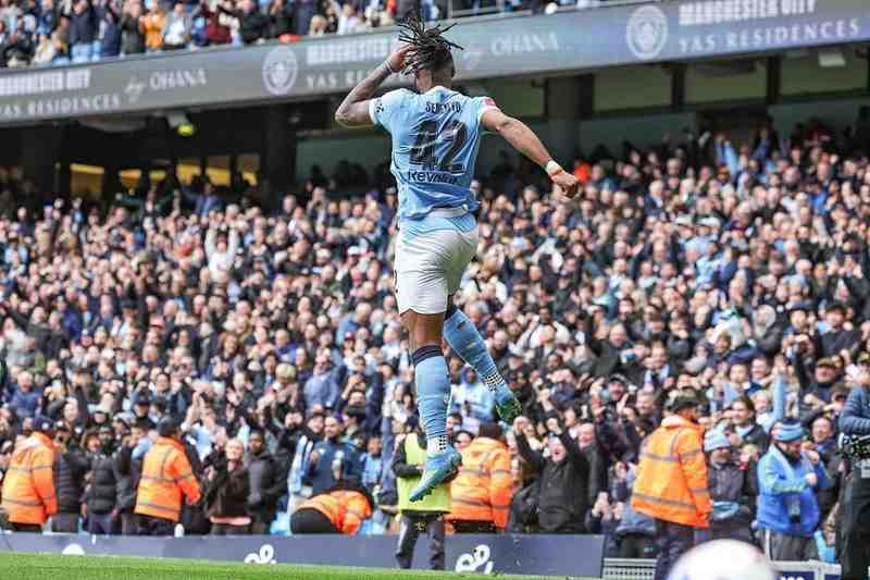  【战术复盘】三战曼城1-9：斯洛特的战术困局与下课条款触发机制全解析 体育新闻