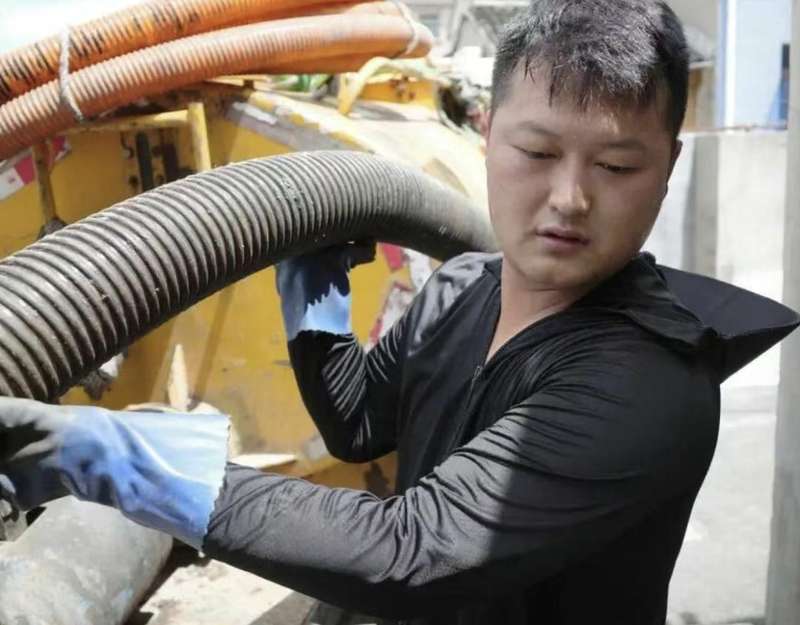  从“掏粪男孩”到“粪王”：一位95后技术工人的职业尊严觉醒之路 新闻