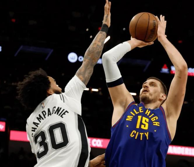 约基奇单赛季包揽篮板助攻王:中锋位置的革命性突破与NBA数据演进史 体育新闻 约基奇单赛季包揽篮板助攻王:中锋位置的革命性突破与NBA数据演进史 体育新闻